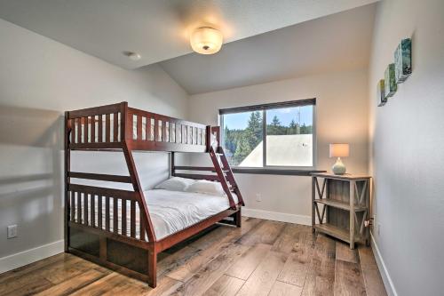 Двох'ярусне ліжко або двоярусні ліжка в номері Mendenhall Valley Escape with Furnished Deck!