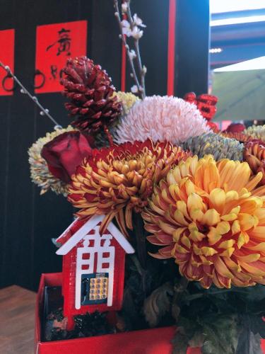 a bunch of flowers and a house and a bunch of flowers at 依山行館 浪漫恬靜的落腳處 in Jincheng