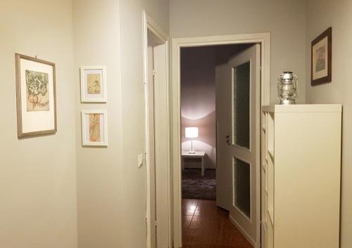 un pasillo con una puerta blanca y una habitación en Casa Moretti, en Casale Monferrato