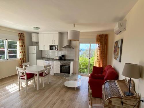 uma sala de estar com um sofá vermelho e uma mesa em Mda Playa del Cantal em Mojácar