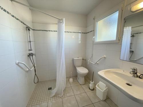 ビスカロッスにある1 BLEU AZURのバスルーム(シャワー、トイレ、シンク付)