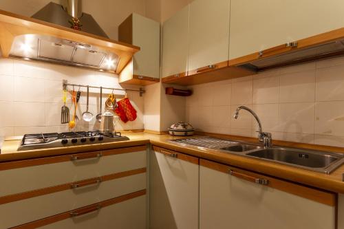 Dapur atau dapur kecil di Cavour Apartment - Smart Holiday