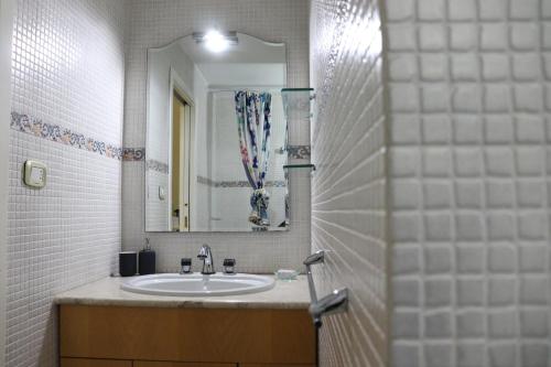 bagno con lavandino e specchio di Casa di Nina a Salerno