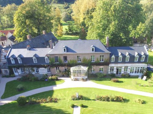 una vista aérea de una casa grande con patio en Château d'Harcelaines, en Maisnières