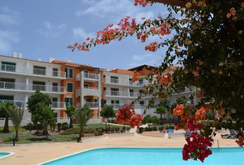 Blick auf einen Apartmentkomplex mit einem Pool in der Unterkunft Agua Hotels Sal Vila Verde in Santa Maria