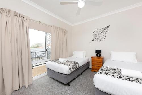 Postel nebo postele na pokoji v ubytování Meridian Beachside Apartments