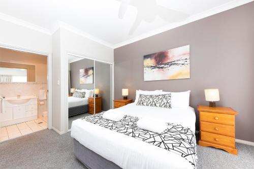 Postel nebo postele na pokoji v ubytování Meridian Beachside Apartments