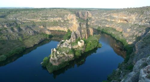 una vista aérea de un río en un cañón en Albergue Centro de Ocio Luis Miguel, 