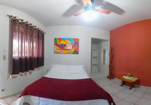 Schlafzimmer mit einem Bett und einem Deckenventilator in der Unterkunft Hotel Paraíso Dos Alpes in São Pedro