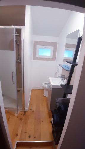 Foto da galeria de La Glacière - chambre avec salle de bain - 2 personnes em Le Mans