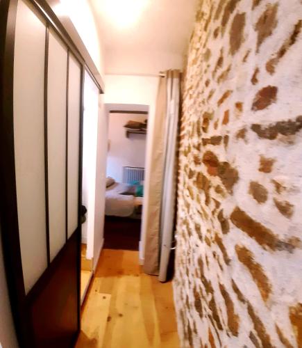 ルマンにあるLa Glacière - chambre avec salle de bain - 2 personnesの廊下(ドア付)、ベッドルーム1室が備わります。