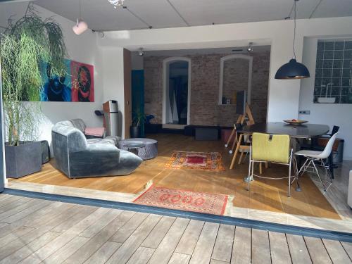 a living room with a table and chairs at Entspannt in Nürnberg - Das Einhörnchen in Nürnberg