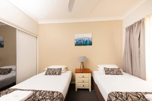 Postel nebo postele na pokoji v ubytování Meridian Beachside Apartments