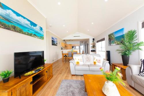TV a/nebo společenská místnost v ubytování Meridian Beachside Apartments