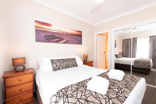 Postel nebo postele na pokoji v ubytování Meridian Beachside Apartments