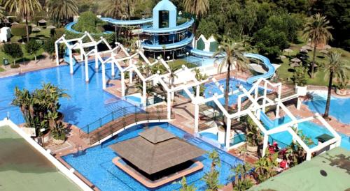 widok z lotu ptaka na park wodny ze zjeżdżalnią wodną w obiekcie Precioso apartamento frente al mar Benalbeach w mieście Benalmádena