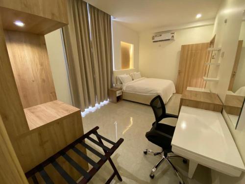 a hotel room with a bed and a desk at فندق المستقبل للشقق الفندقية ALMUSTAQBAL HOTEL Apartments in Ibrā