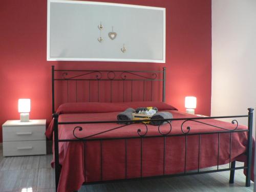 1 dormitorio rojo con 1 cama con paredes rojas en DolceSosta B&B, en Pulsano