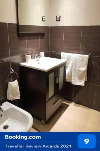 a bathroom with a sink and a toilet and a mirror at Apartament Comarques Catalanes in Móra d'Ebre