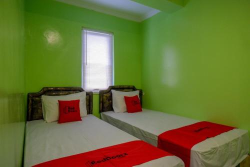 A bed or beds in a room at RedDoorz @ Jalan Gatot Subroto Semarang