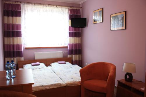 مورافيا في Krzanowice: غرفة نوم بسرير وكرسي ونافذة