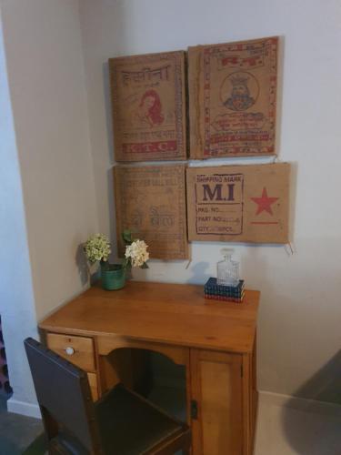 a wooden desk with three boxes on the wall at GABRIELLA'S in Riebeek-Kasteel