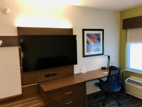 Holiday Inn Express Fishkill-Mid Hudson Valley by IHGにあるテレビまたはエンターテインメントセンター