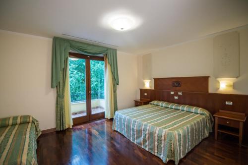 A bed or beds in a room at Hotel Le Grotte