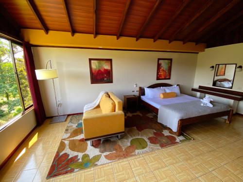 Гостиная зона в Arenal Roca Lodge & Bungalows