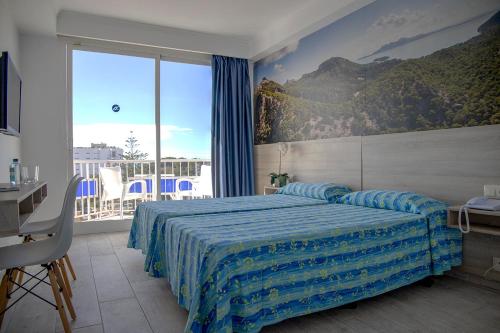プラヤ・デ・パルマにあるNURA Borealのベッドルーム1室(ベッド1台、大きな窓付)