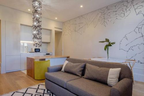 BOUTIQUE Rentals- Art & Charm Apt w/ balcony & garage