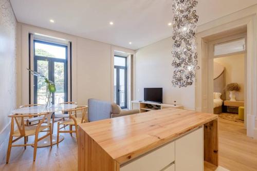 BOUTIQUE Rentals- Art & Charm Apt w/ balcony & garage