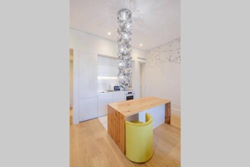 BOUTIQUE Rentals- Art & Charm Apt w/ balcony & garage