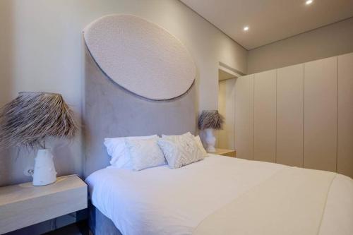 BOUTIQUE Rentals- Art & Charm Apt w/ balcony & garage
