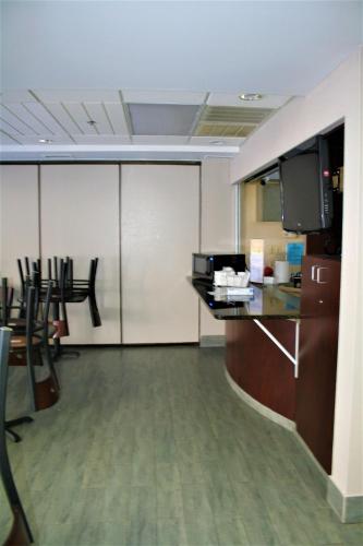 un ufficio con scrivania, TV e sedie di Quality Inn & Suites Kearneysville - Martinsburg a Kearneysville