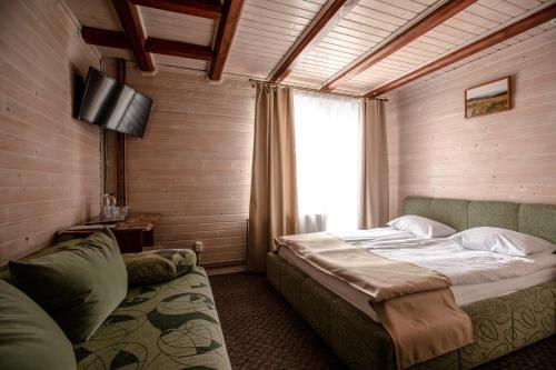 Postel nebo postele na pokoji v ubytování Dovbushanka Hotel