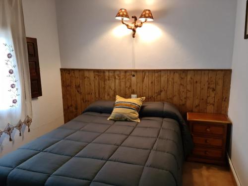 En eller flere senge i et værelse på Casa Rural Los Pinos n5 de Riópar.