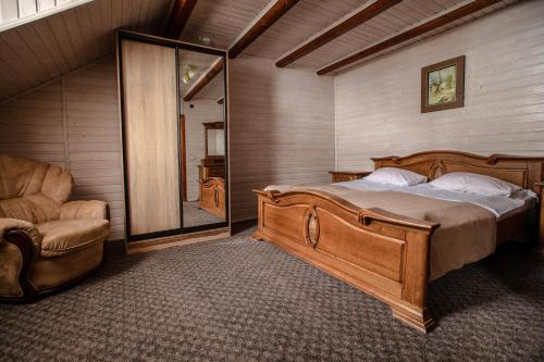 Postel nebo postele na pokoji v ubytování Dovbushanka Hotel