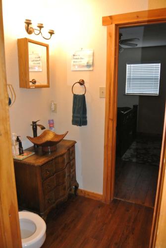 Vernon的住宿－Rustic Red River Retreat，一间带木制水槽和卫生间的浴室
