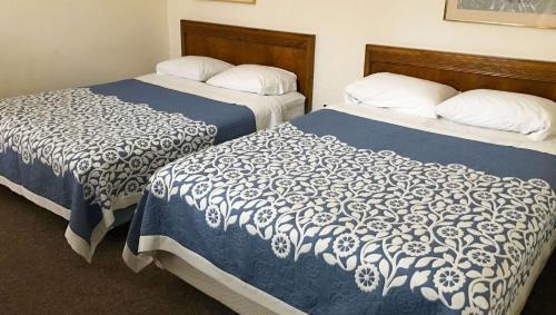 Postel nebo postele na pokoji v ubytování Country Place Inn and Suites White Haven