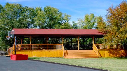 パンギッ​​チにあるMarianna Inn Panguitchの公園内のバスケットボールフープ付きパビリオン