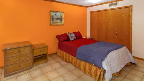 um quarto com uma cama e uma mesa de cabeceira e uma cama sidx sidx sidx em Magnuson Hotel Extended Stay Canton Ohio em Lake Cable