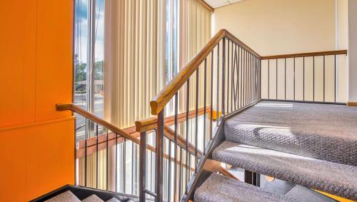 - un escalier dans un bâtiment aux murs orange dans l'établissement M Star North Canton - Hall of Fame, à North Canton