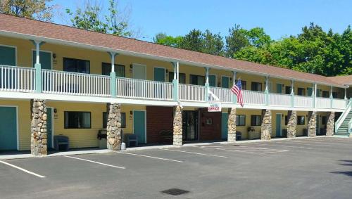 an empty parking lot in front of a motel at Hampton Motor Inn in Hampton