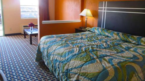 Tempat tidur dalam kamar di Weatherford Inn and Suites