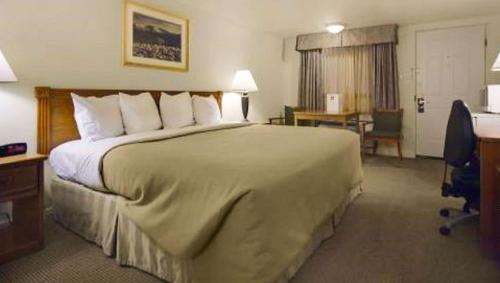 Säng eller sängar i ett rum på Magnuson Hotel Park Vue