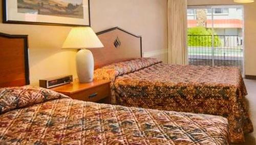 Postel nebo postele na pokoji v ubytování The La Grande Inn