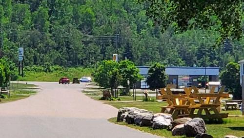 a parking lot with picnic tables and a building at Jasper Ridge Inn Ishpeming in Ishpeming
