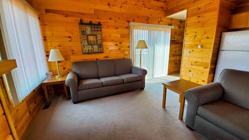 a living room with a couch and a table at Jasper Ridge Inn Ishpeming in Ishpeming