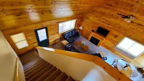 an overhead view of a living room in a log cabin at Jasper Ridge Inn Ishpeming in Ishpeming